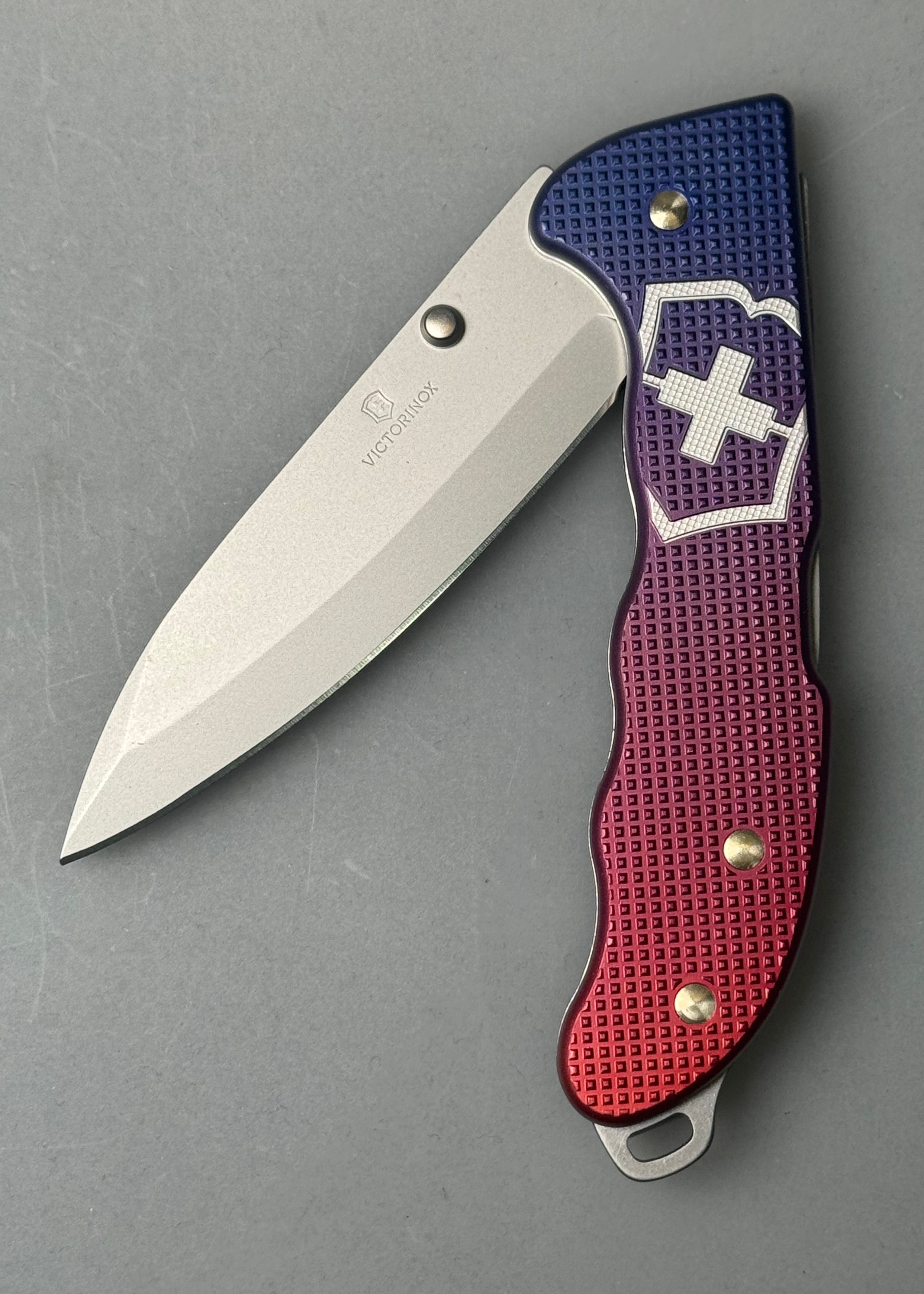 Messer Victorinox Evoke Alox blau/rot