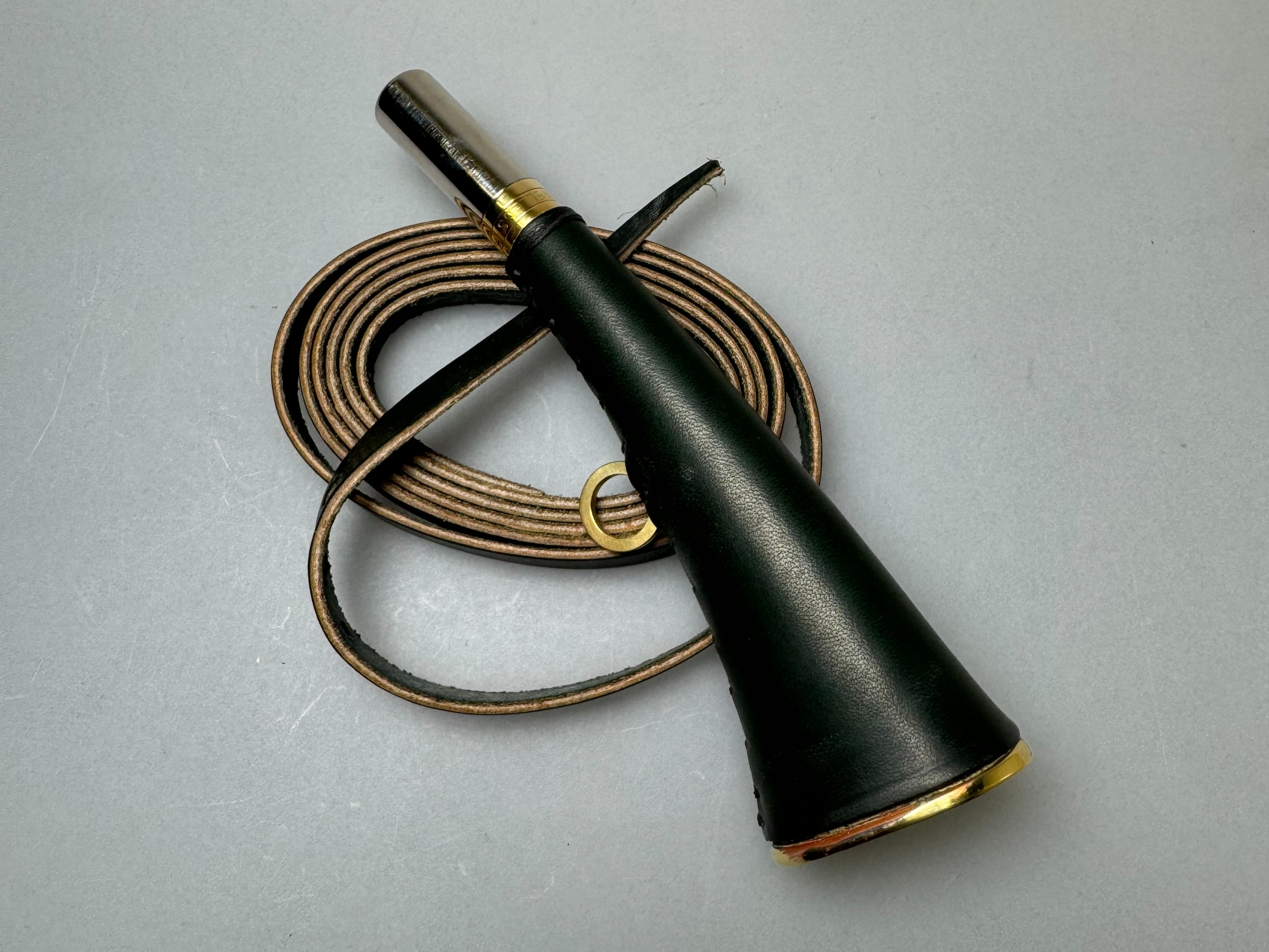 Signalhorn Elless Sampic Leder mit Lederriemen grün 16cm